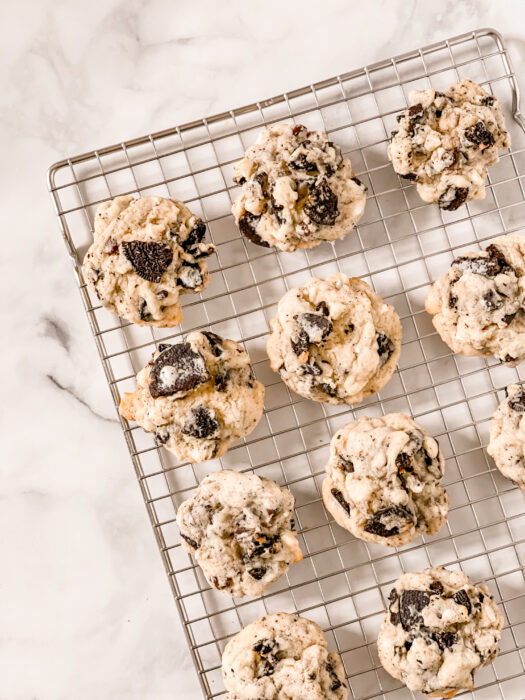 cookies and cream cookies on a wire rack