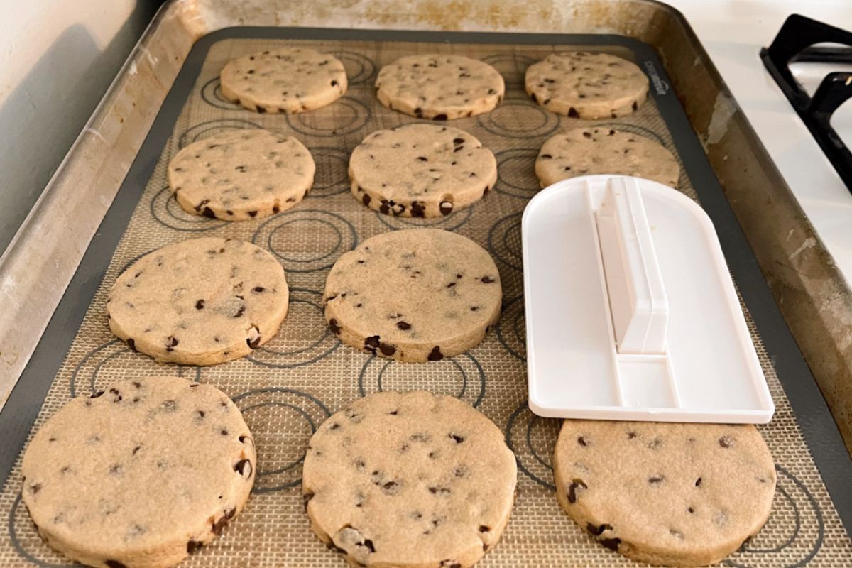 Making cookies flat after they are out of the oven with a cake smoother